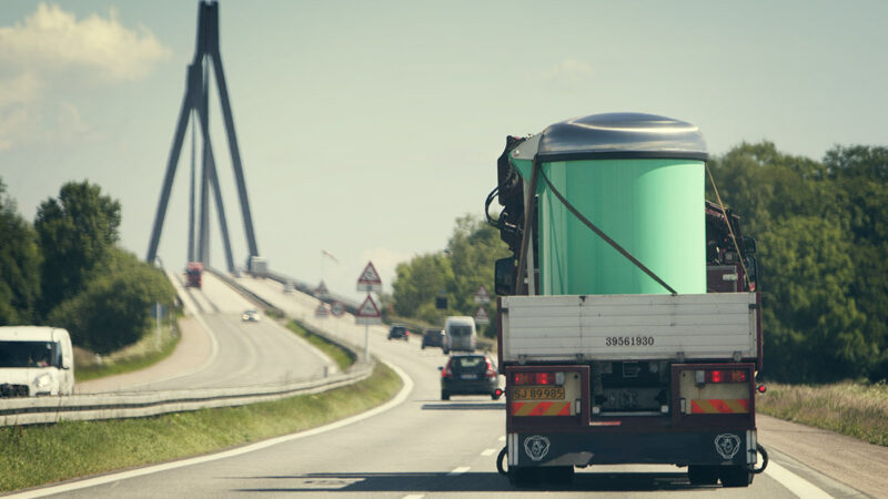 Vrachtwagen vol goudgoed gekanteld op A7