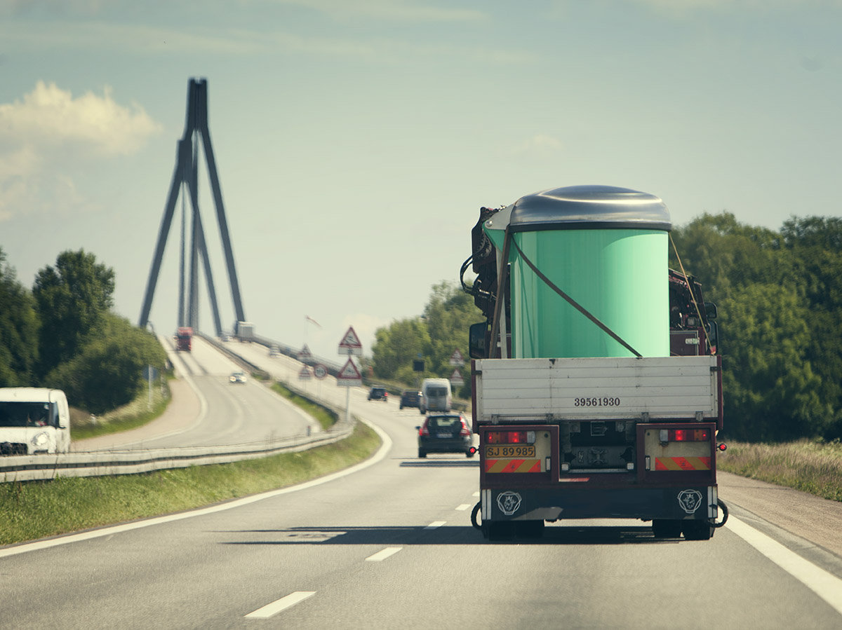 Vrachtwagen vol goudgoed gekanteld op A7